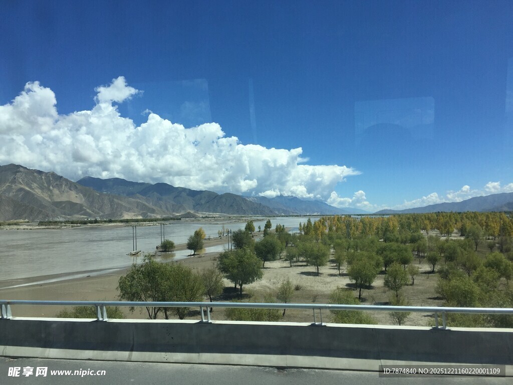 公路旁蓝天白云绿树风景