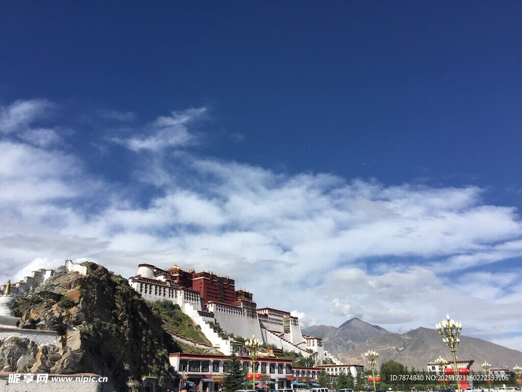 布达拉宫蓝天白云下的壮丽