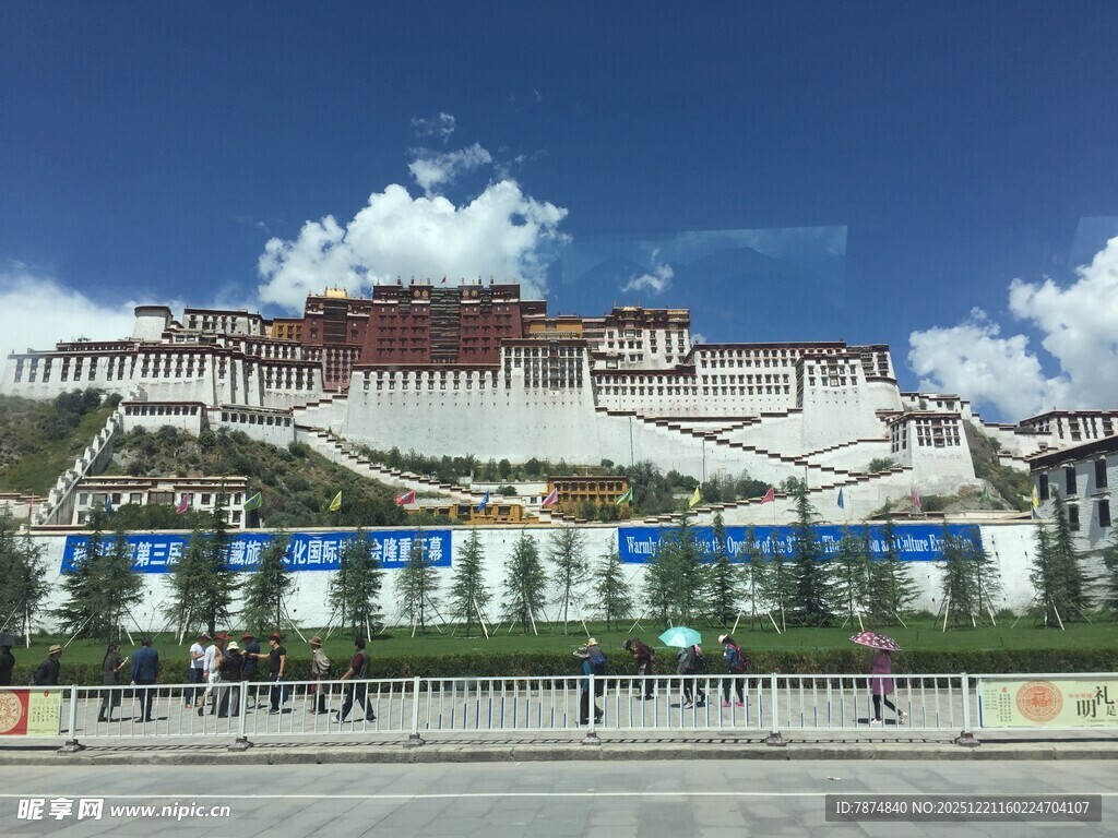 雄伟布达拉宫蓝天白云下