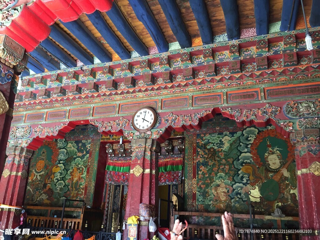 传统中式庙宇内部景象