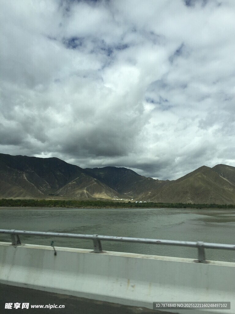 公路边的山水与多云天空