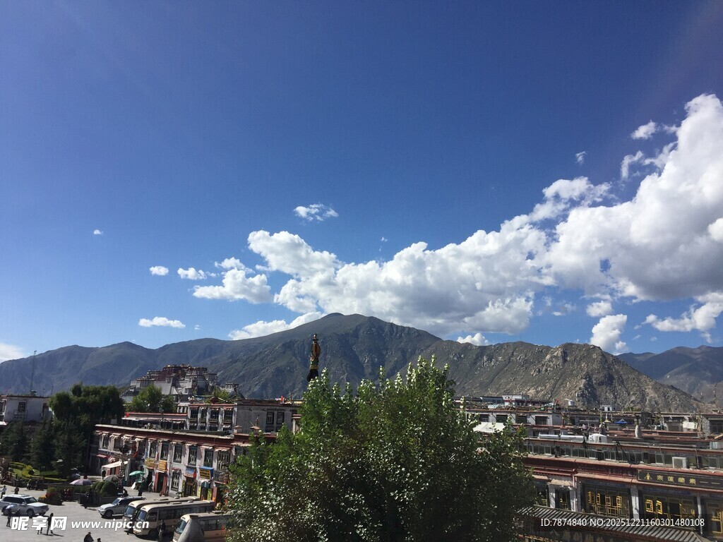 蓝天白云下的山城风景