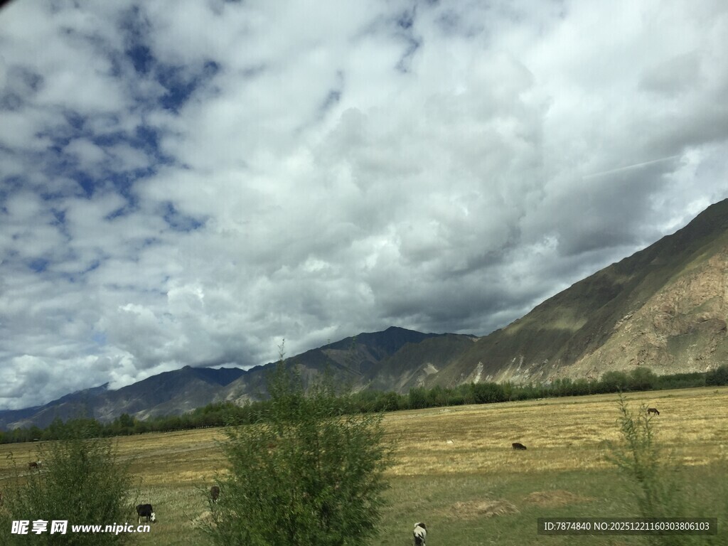 草原山峦间的壮阔风景