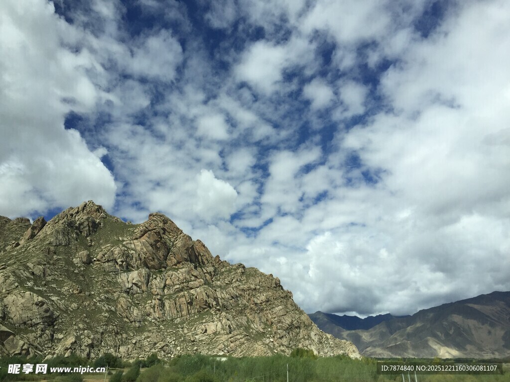 高山云海壮丽自然景观