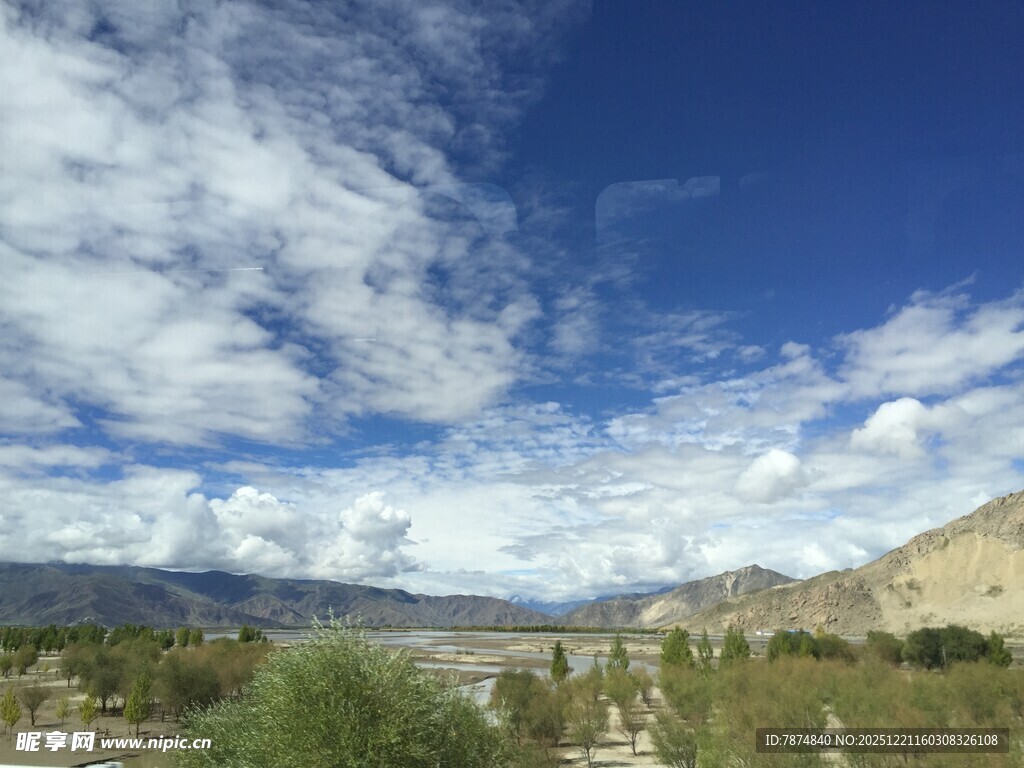 蓝天白云下的山川美景