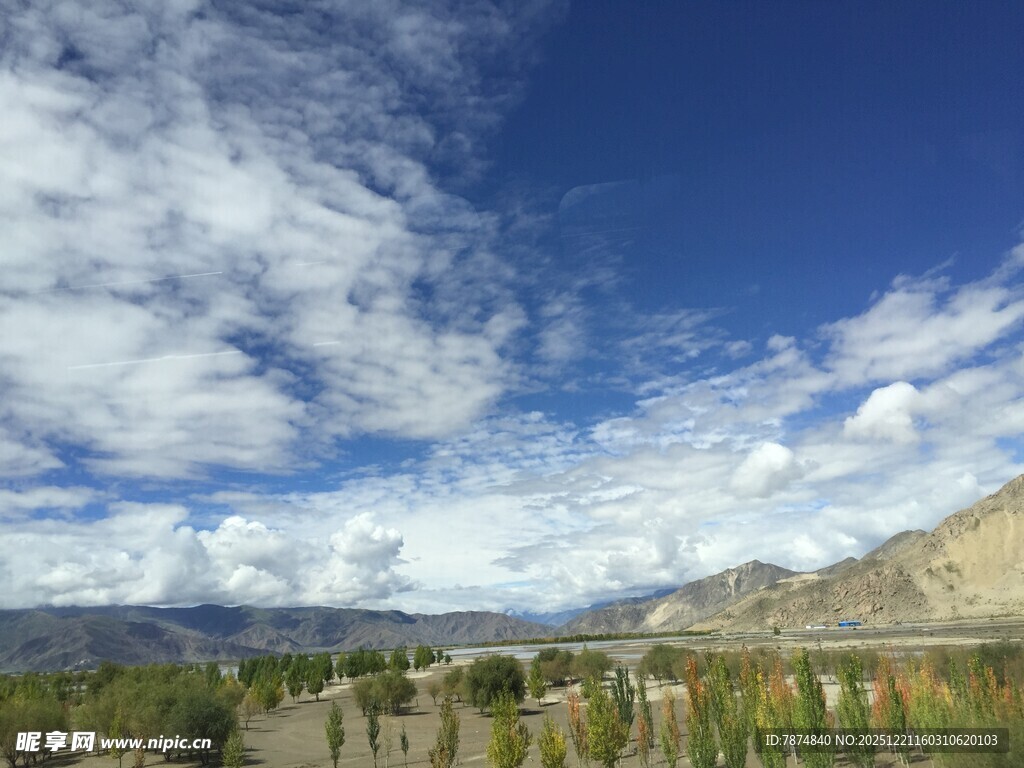 蓝天白云下的山间美景