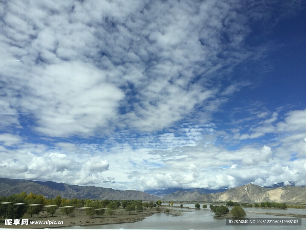 蓝天白云下的美丽山水景