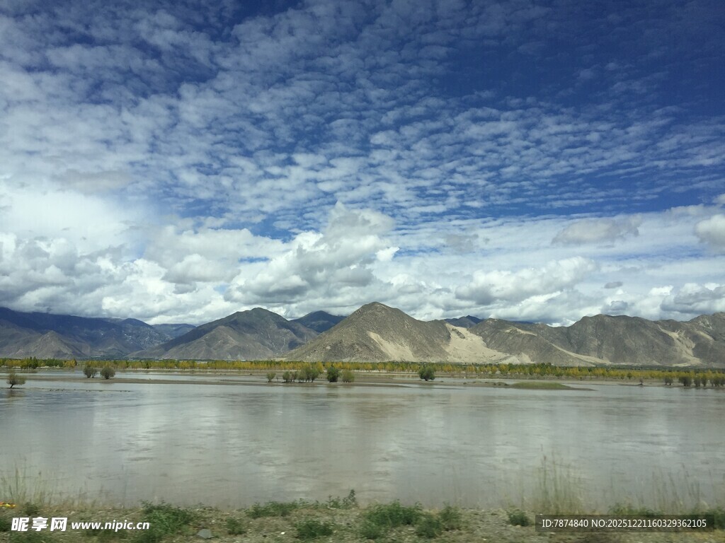 湖畔蓝天雪山美景