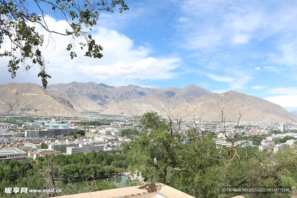 俯瞰山间绿意盎然的城镇