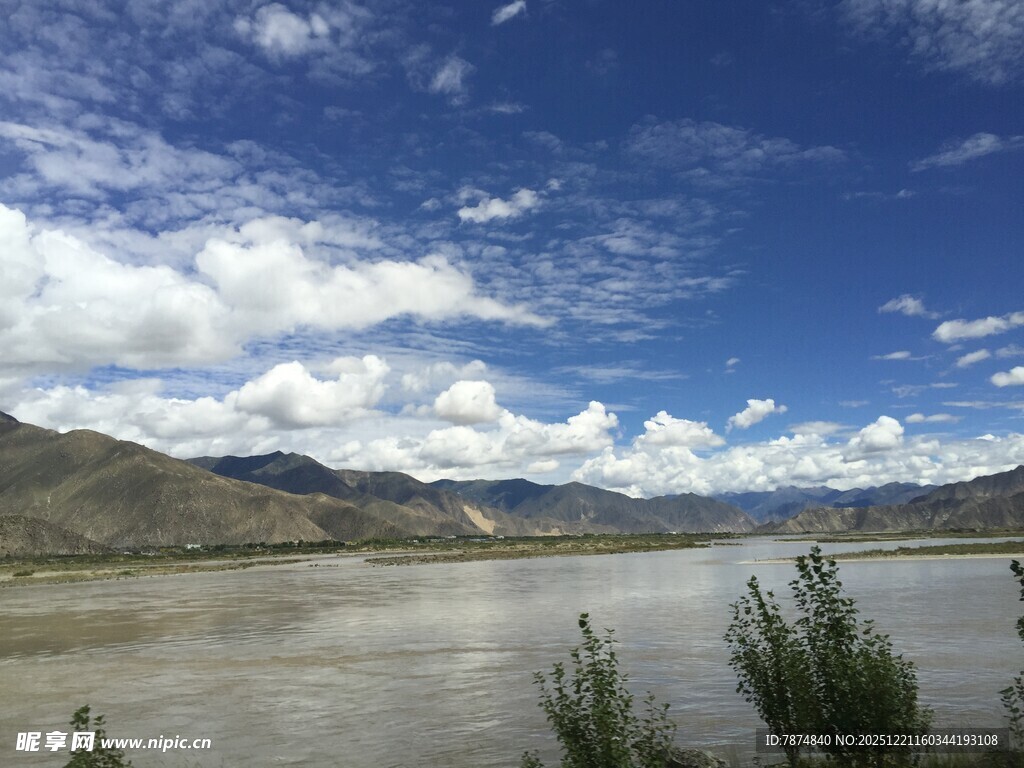 蓝天白云下的壮阔水域