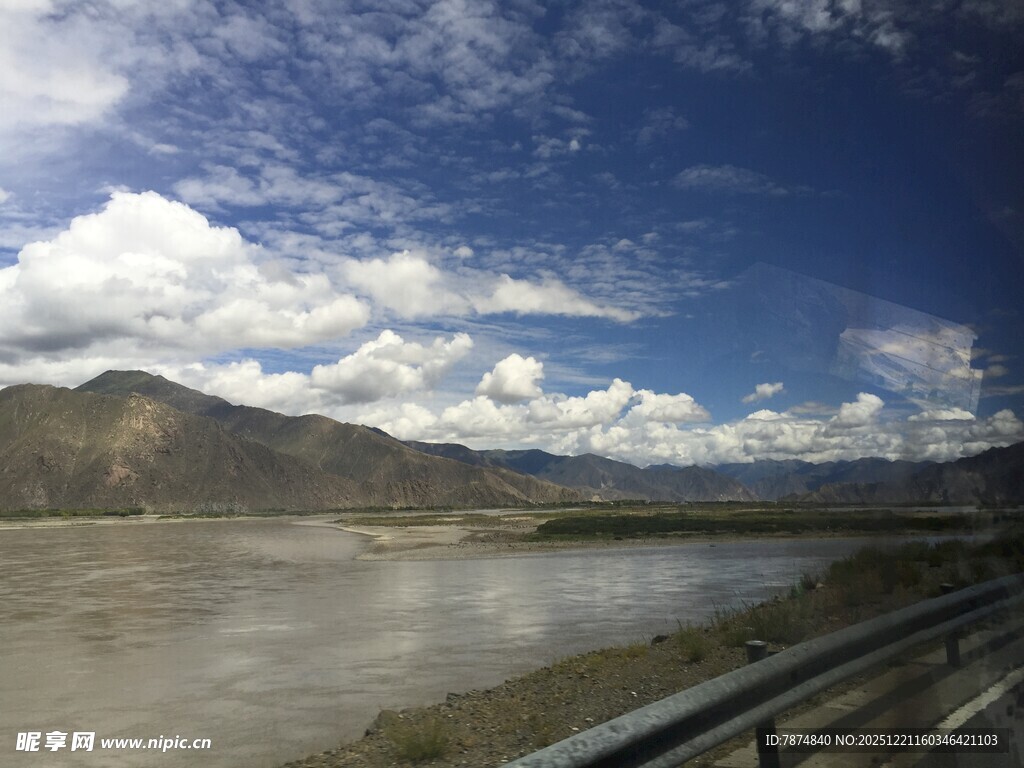 公路旁的开阔山水风景