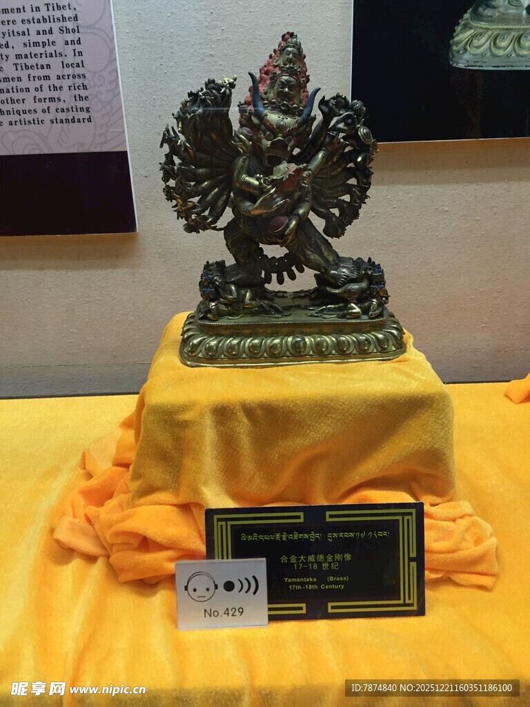 精美青铜雕像展示