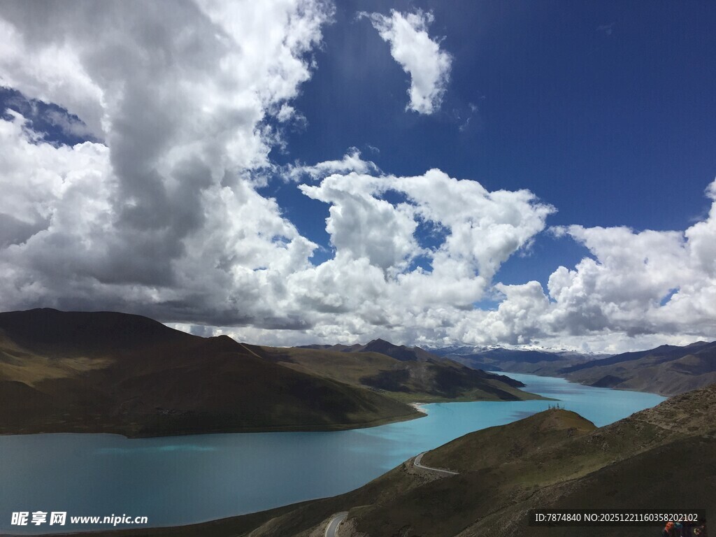 高原蓝湖与壮丽云海景观