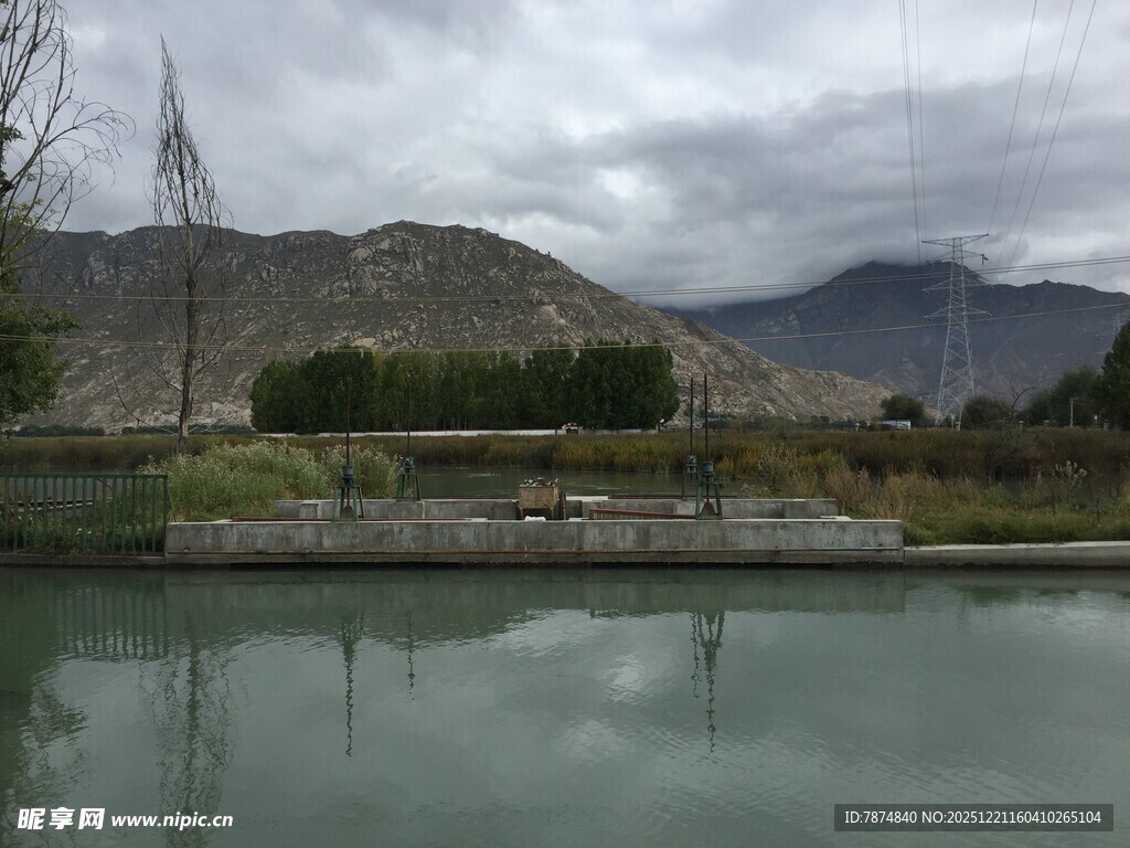 宁静山水间的静谧湖泊