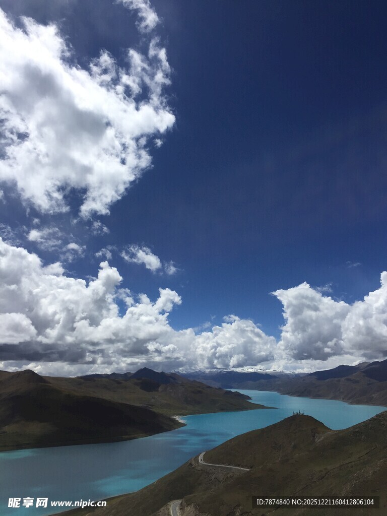 湛蓝天空下的壮美湖泊