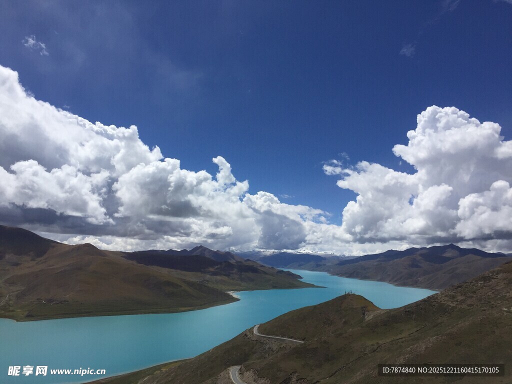 高原蓝湖与壮丽云天