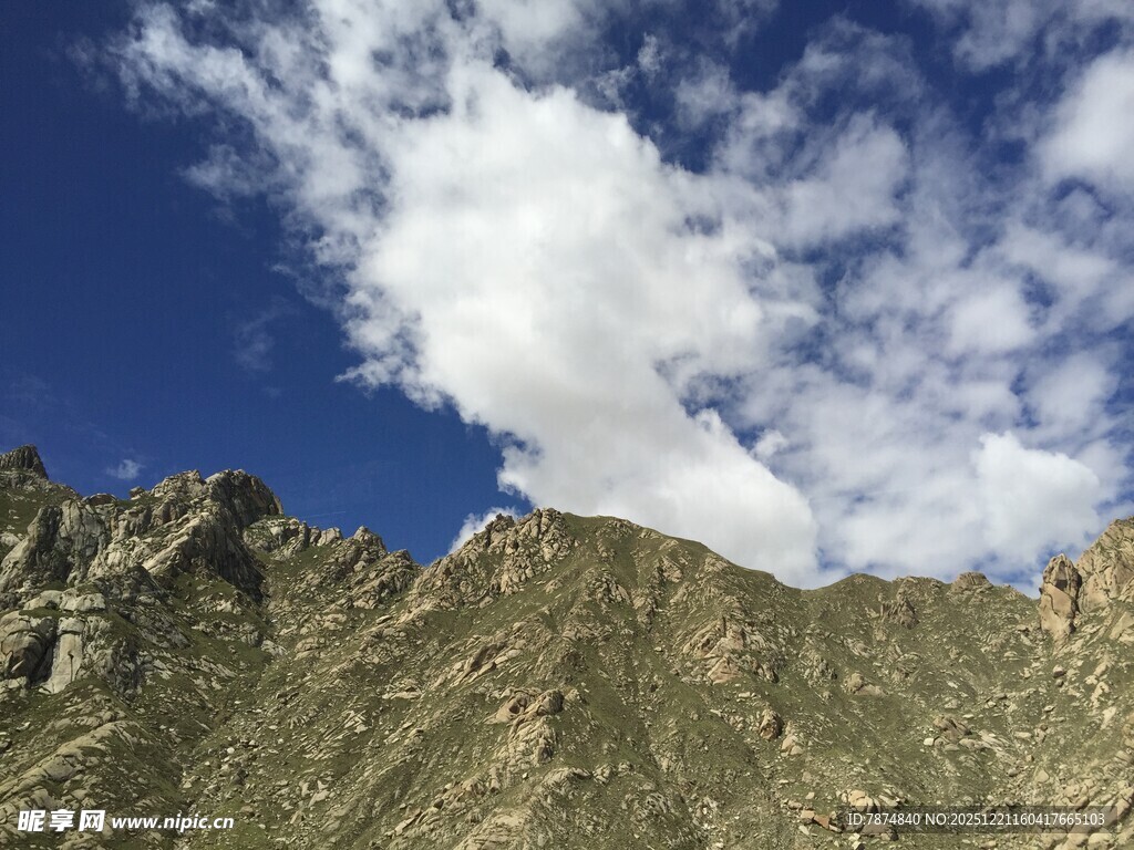 蓝天白云下的巍峨山峰