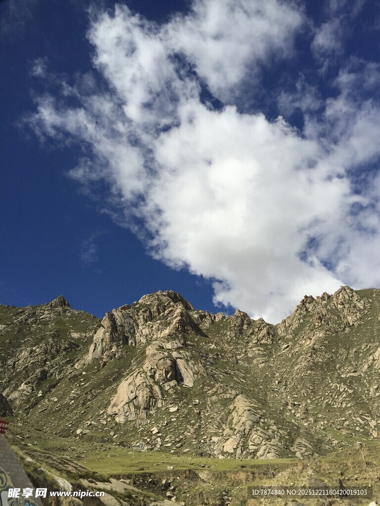 蓝天白云下的壮美山峦