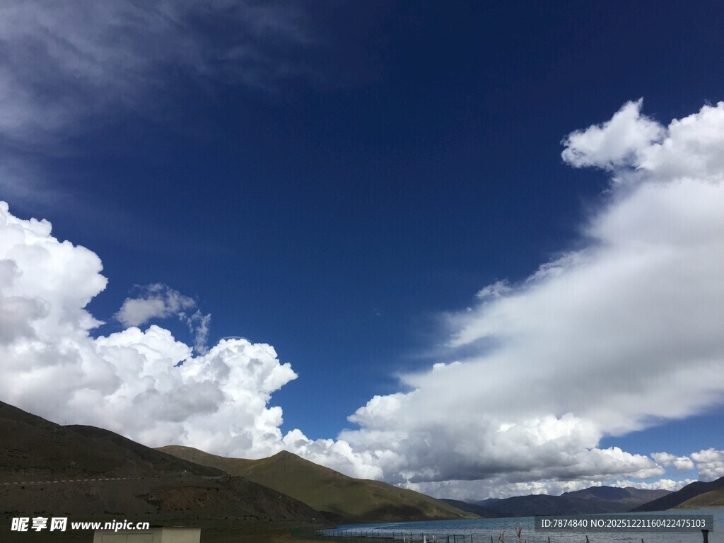 蓝天白云下的美丽湖景