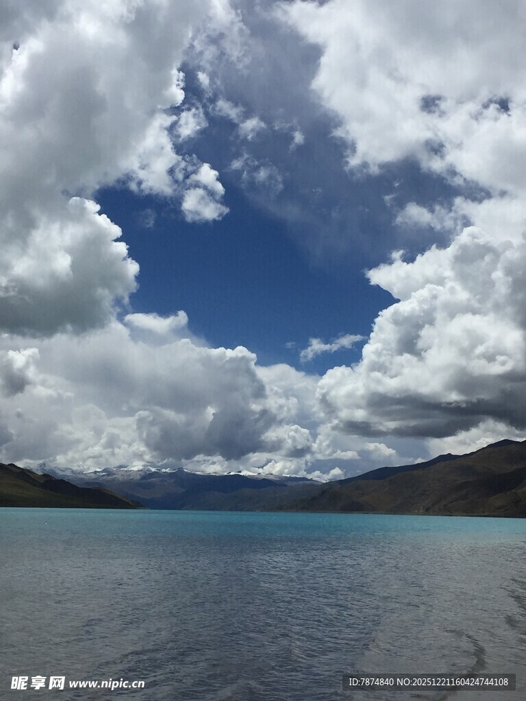 蓝天白云下的静谧湖水