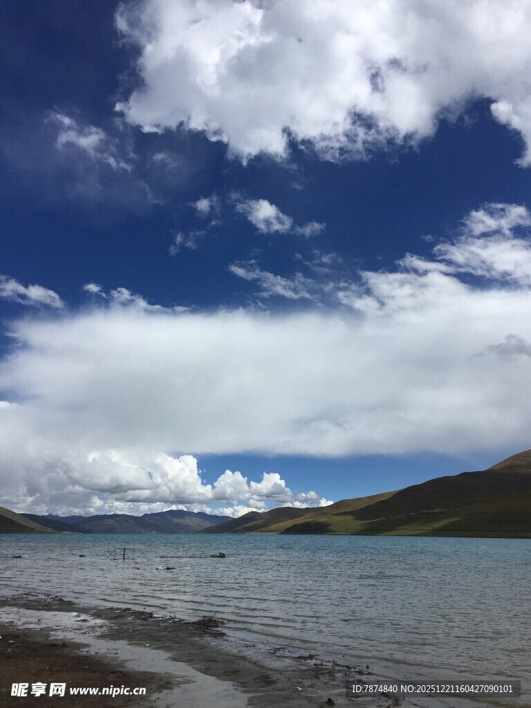 蓝天白云下的静谧湖水