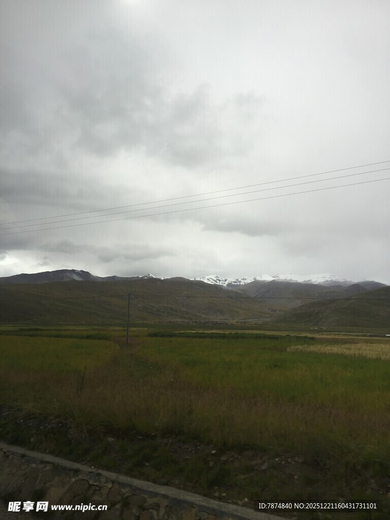 阴天下的广袤草原景色