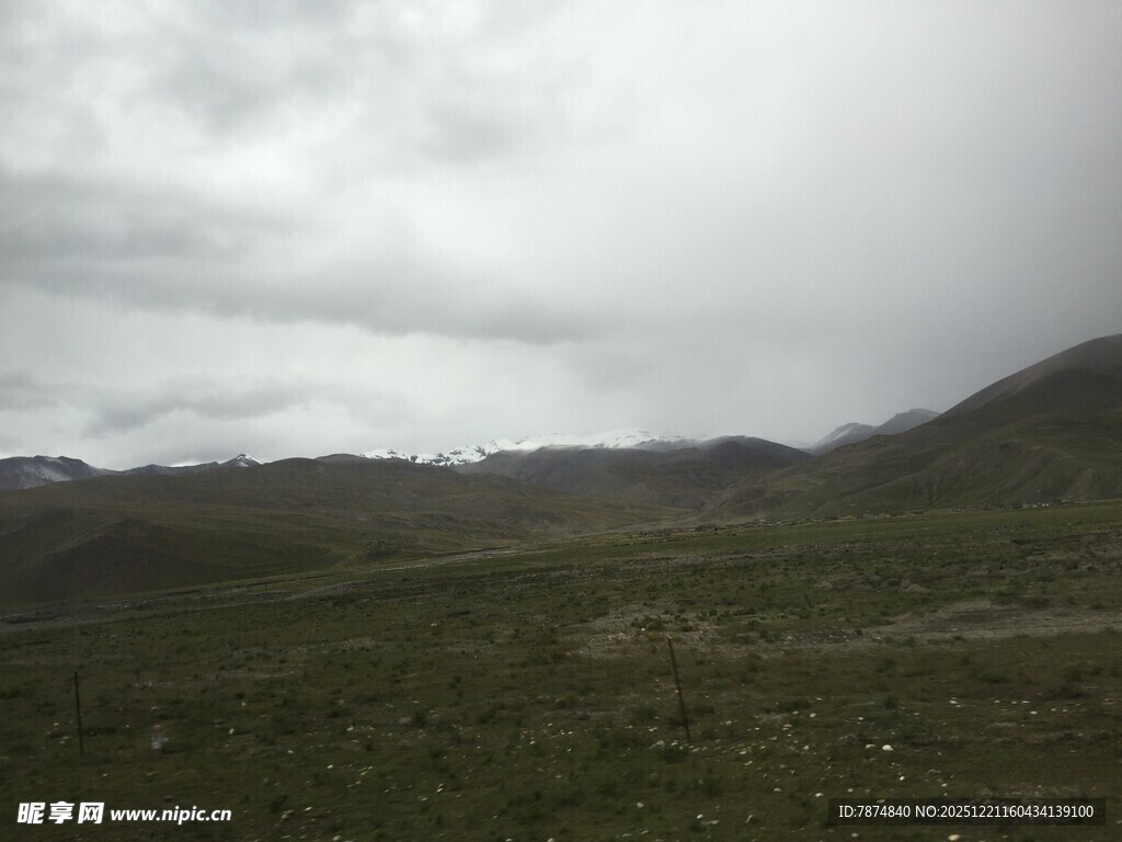 阴天的山野风光