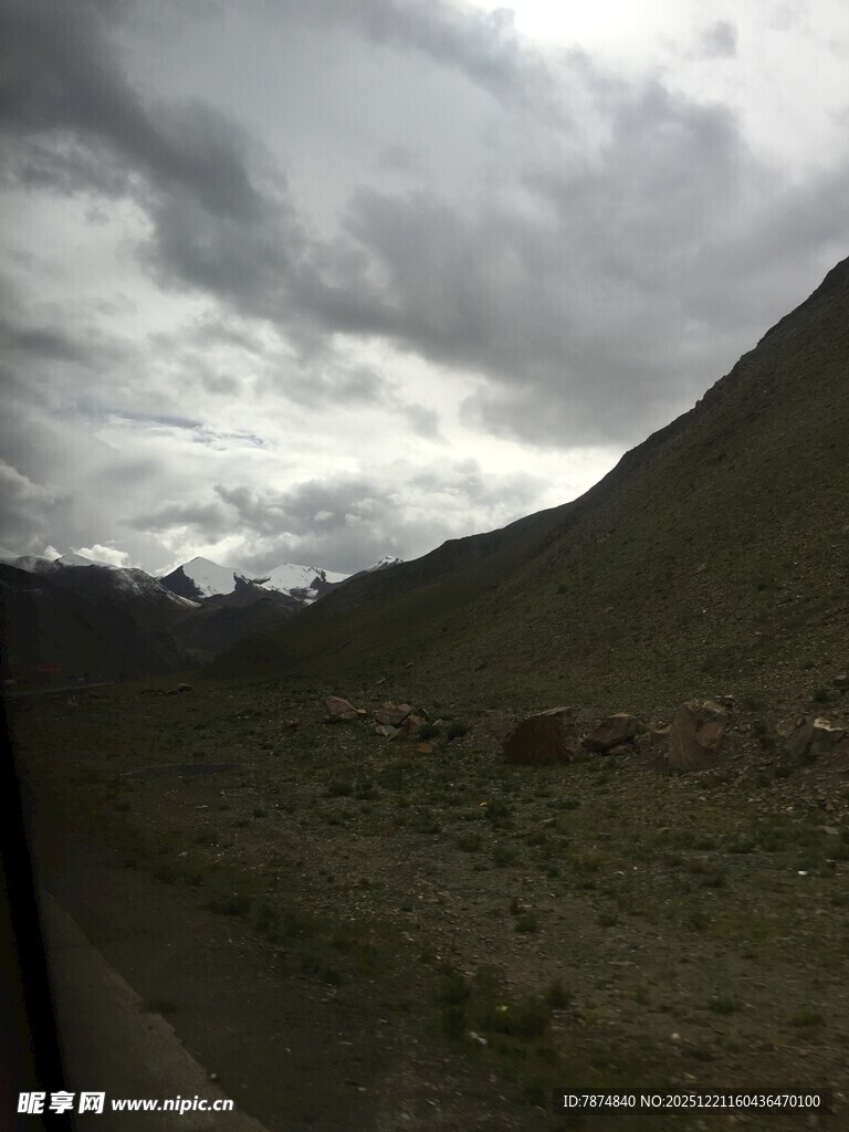 山间阴云密布的自然景致