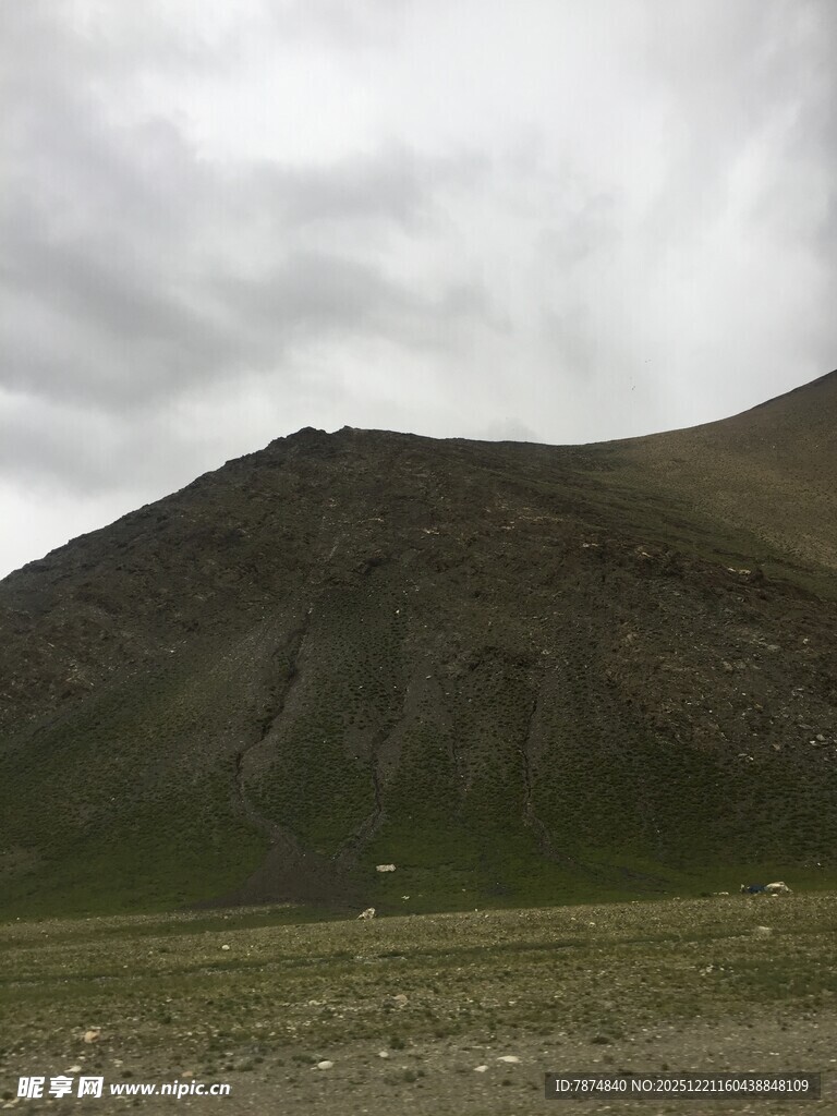 阴天下的山峦景色