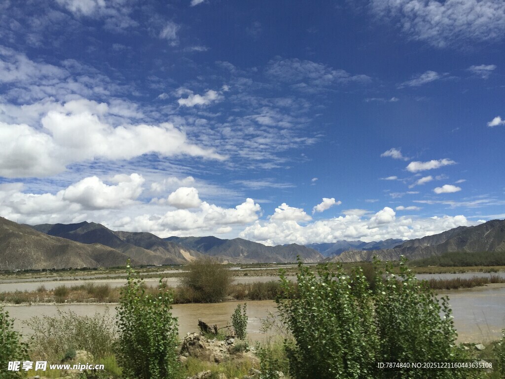 蓝天白云下的河畔风光