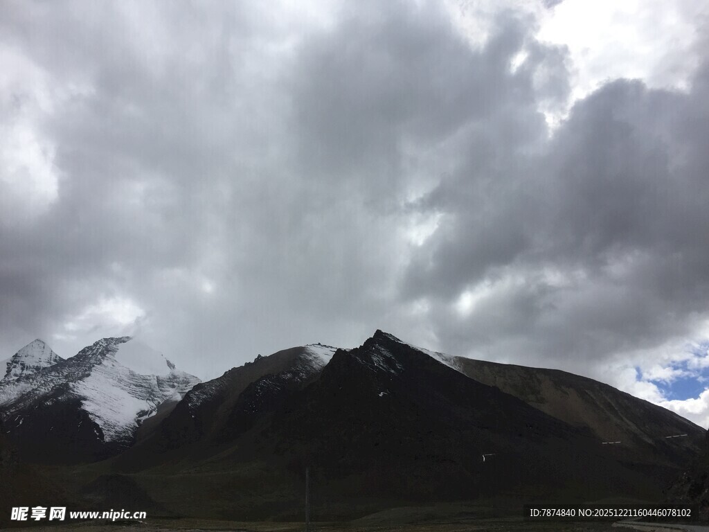 乌云下的巍峨雪山