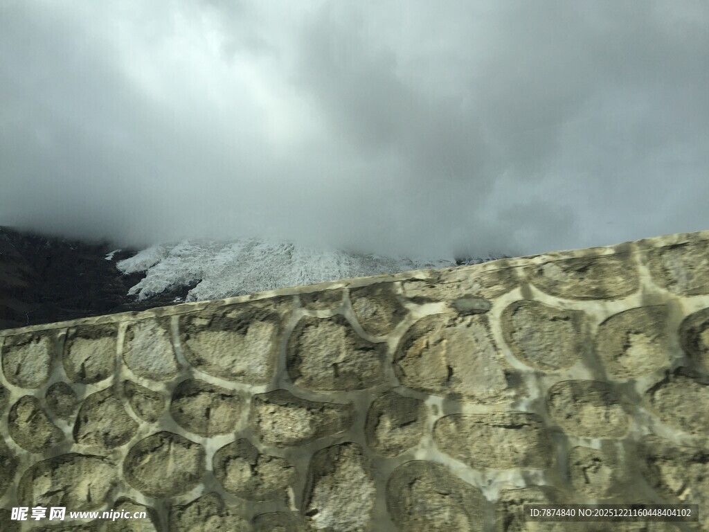 石墙后的阴沉天空与远山