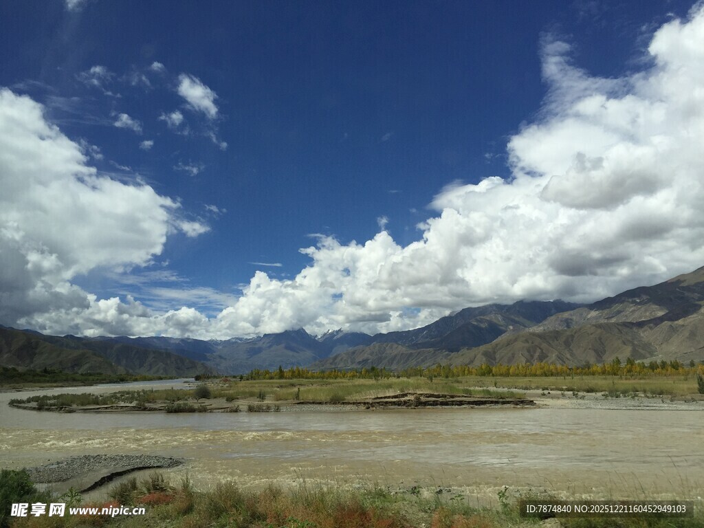 蓝天白云下的开阔自然风光