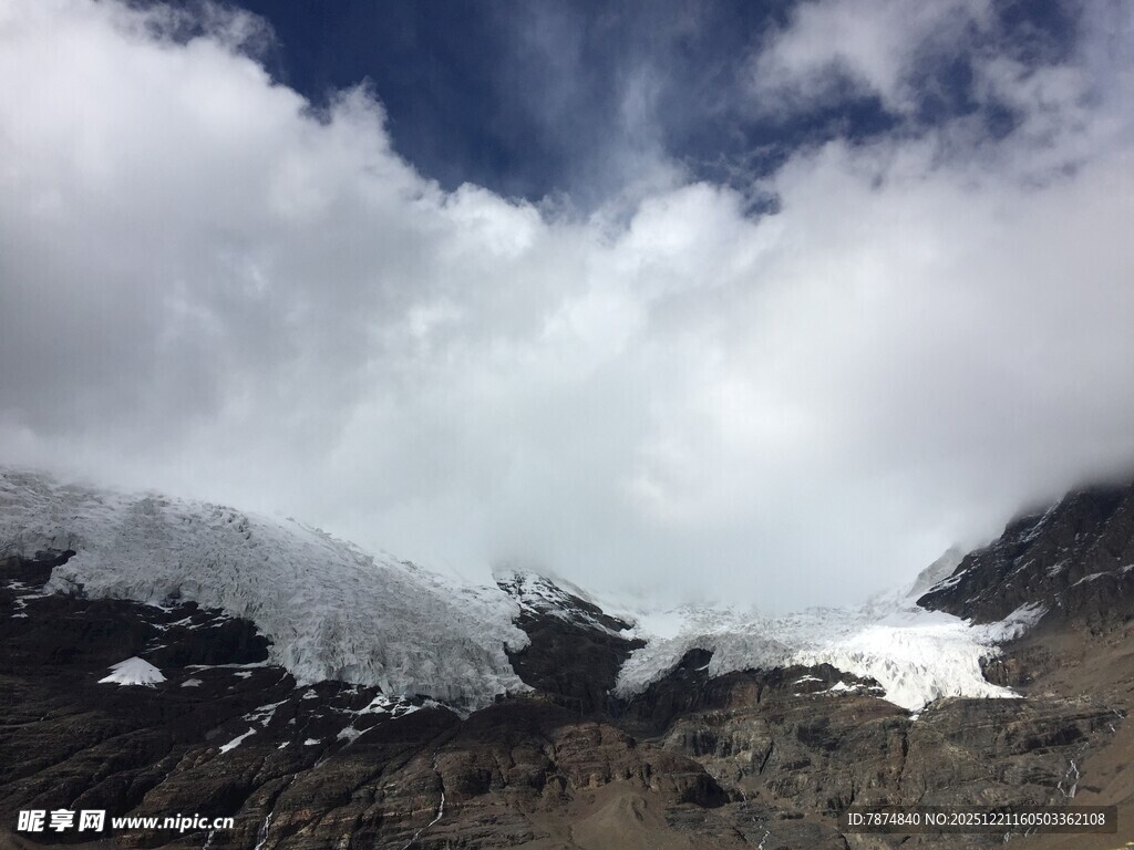 雪山云海壮丽自然景观
