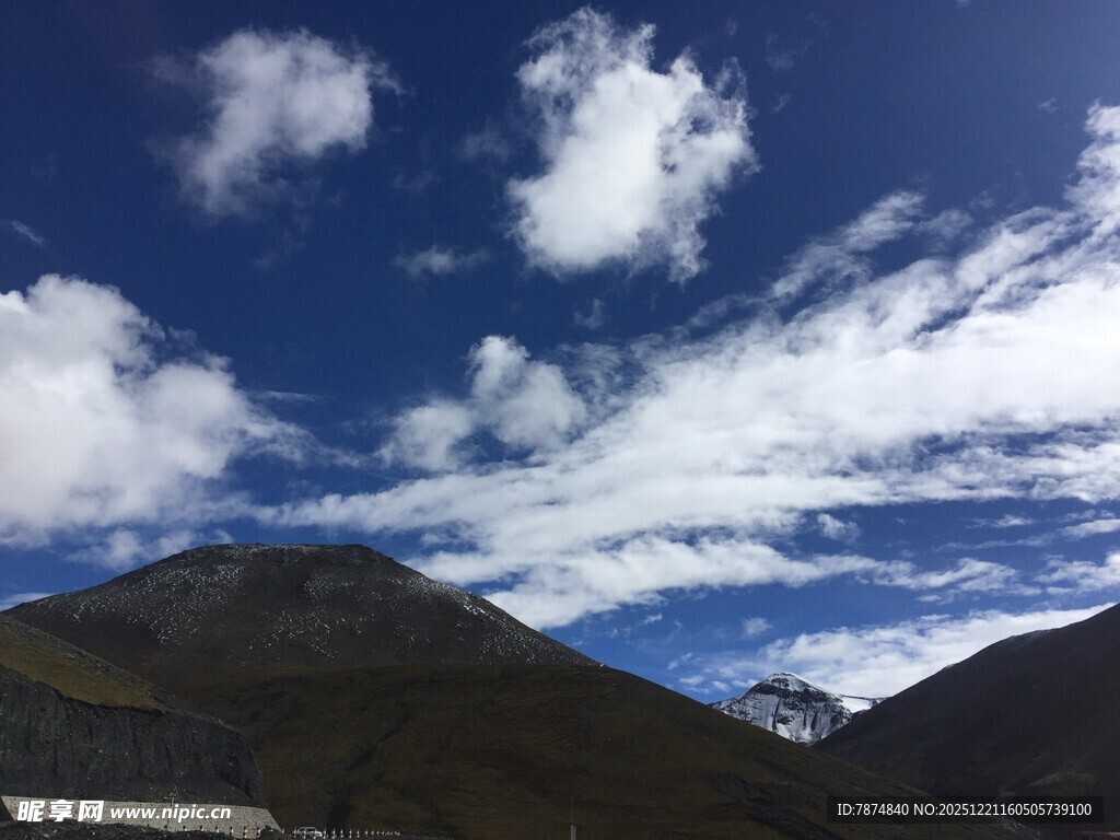 蓝天白云下的壮丽山峦