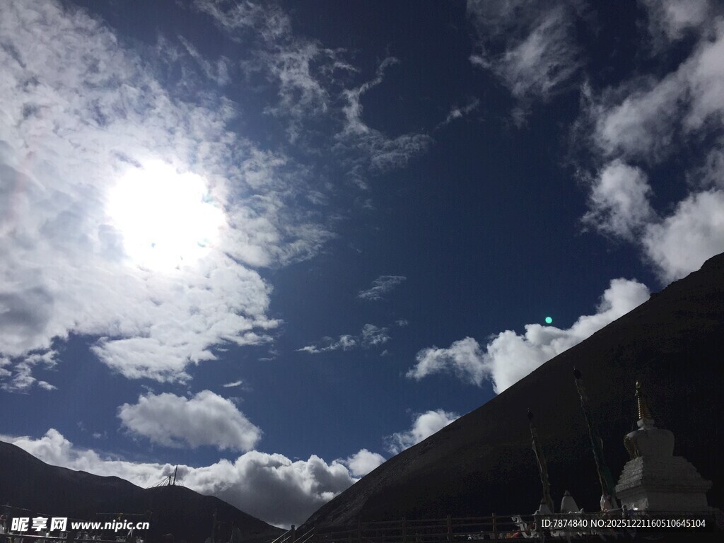 蓝天雪山间的耀眼阳光