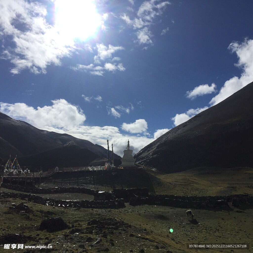 蓝天白云下的山间美景