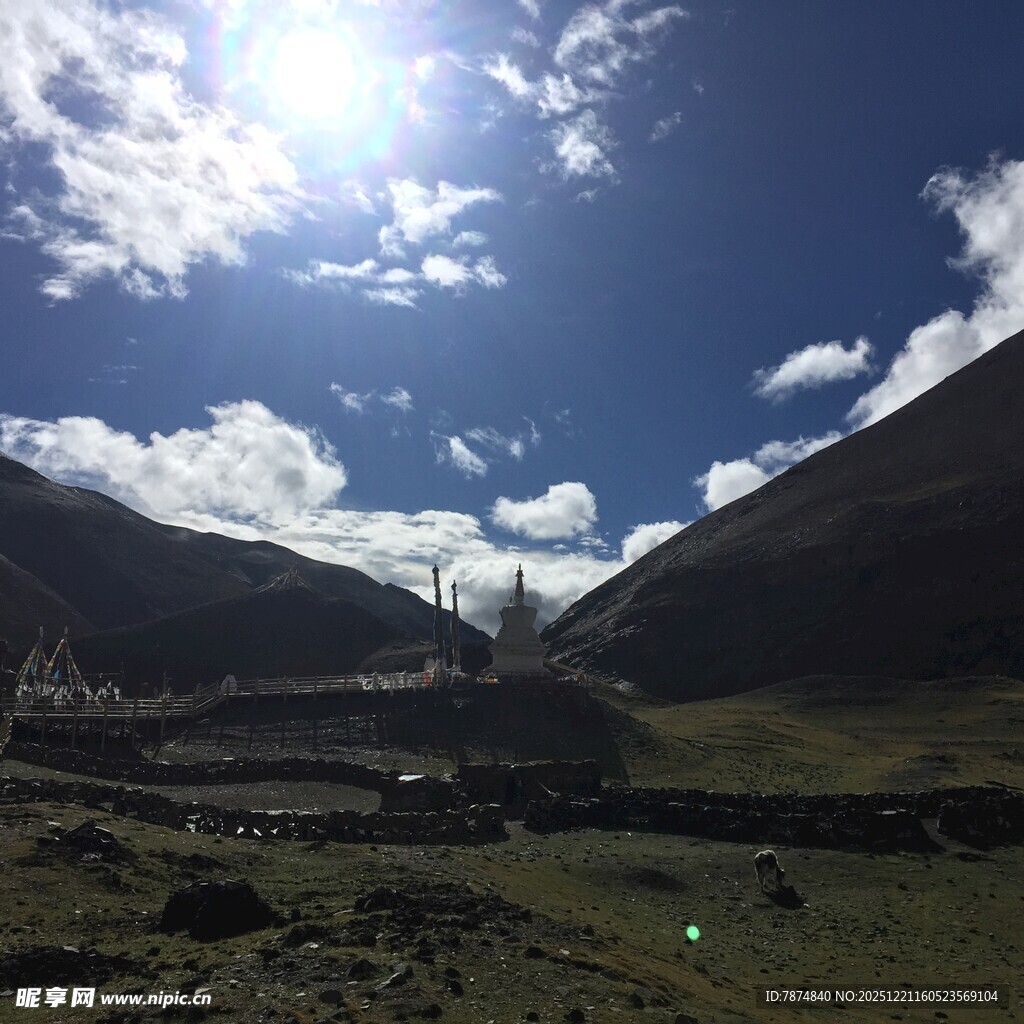 蓝天白云下的山间美景