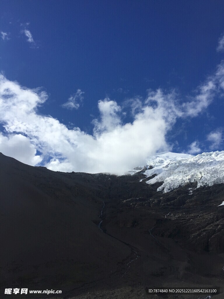 蓝天白云下的雪山景致