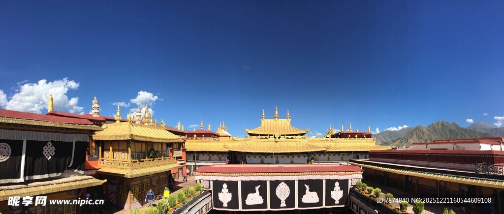 藏式建筑寺庙全景