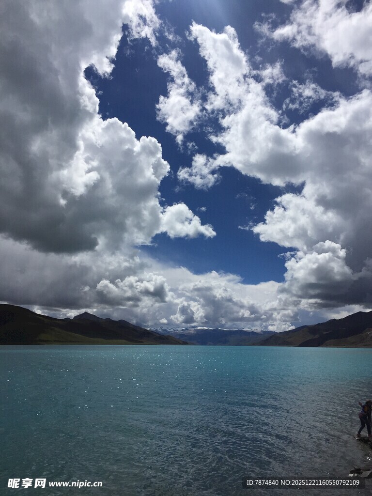 蓝天白云下的静谧湖水