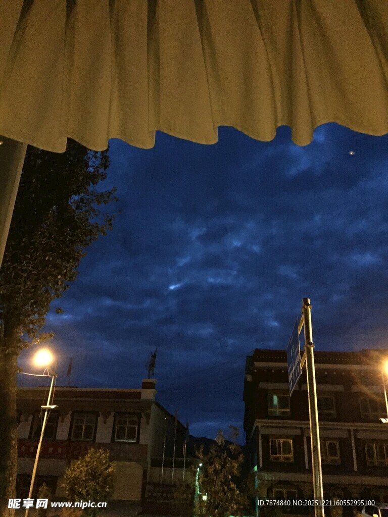 夜幕下的街道建筑景观