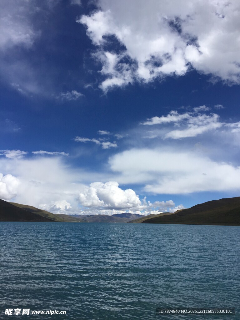 蓝天碧水间的静谧湖泊