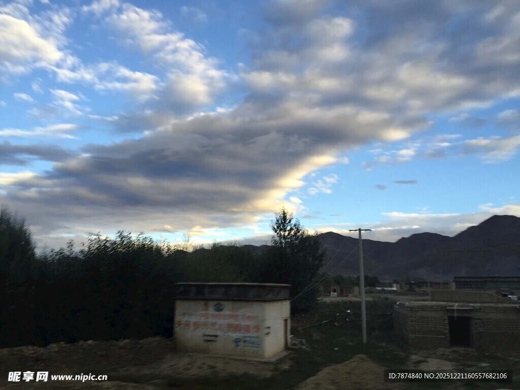 乡村暮色中的宁静景象