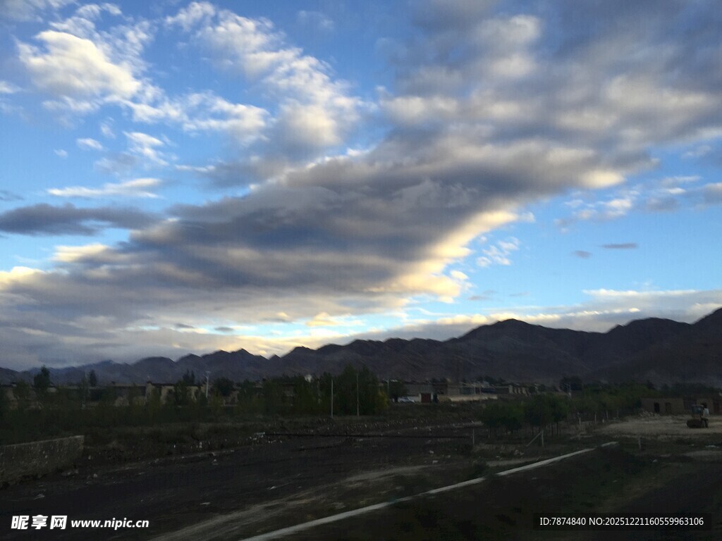 黄昏下的远山与天空景色