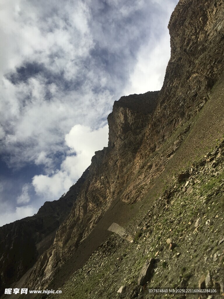 巍峨山峦与蓝天白云