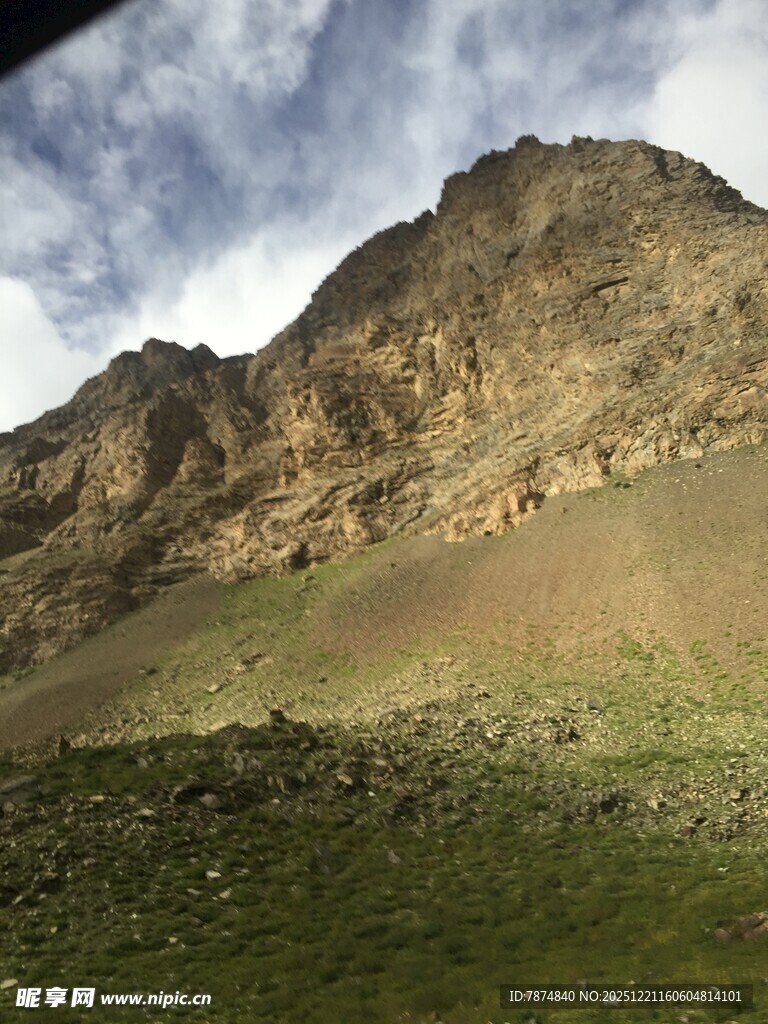 壮丽高山与开阔草地景观