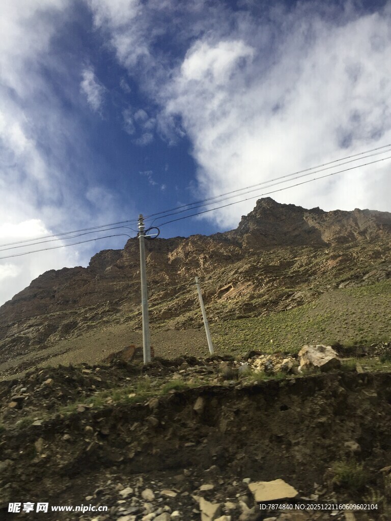 高山蓝天间的电力设施