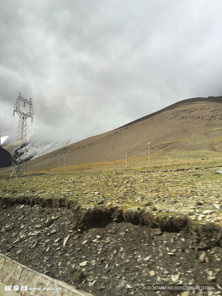 高山旷野中的工程场景