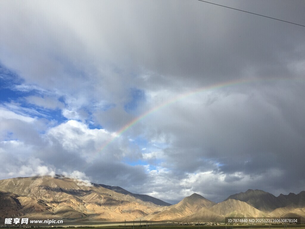 山间多云天空壮丽景观